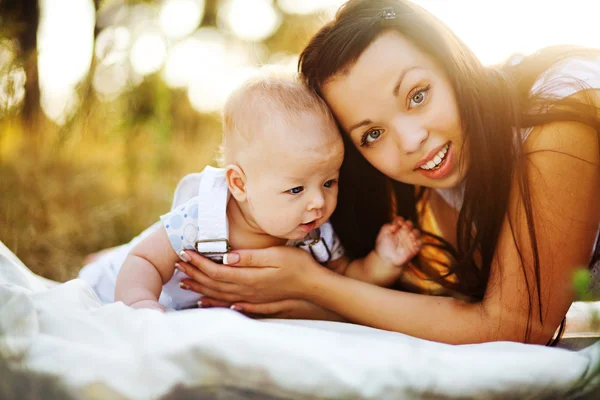 Jeune mère avec bébé en plein air — Photo