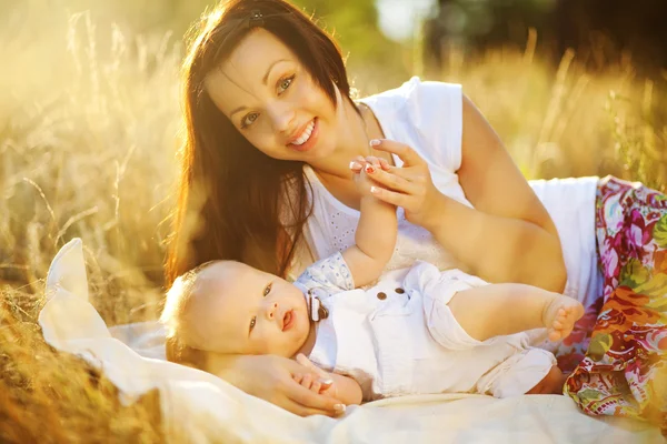 Jeune mère avec bébé en plein air — Photo