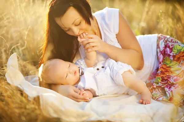 Madre joven con bebé al aire libre — Foto de Stock