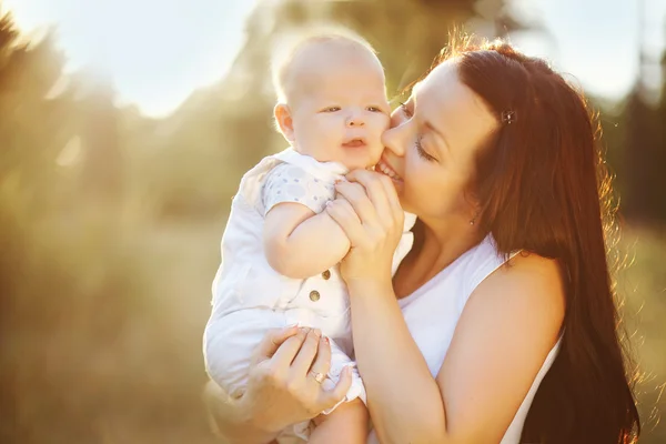 Jeune mère avec bébé en plein air — Photo