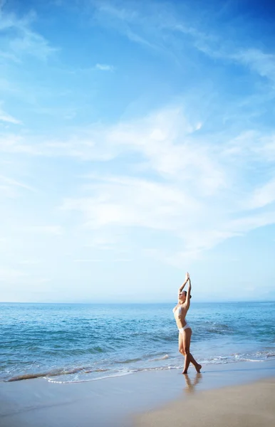 Sahilde, bali genç beyaz kadın — Stok fotoğraf