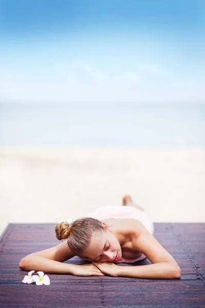 Νεαρή γυναίκα, σε παραλία spa — Φωτογραφία Αρχείου