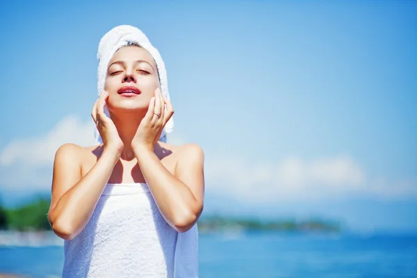 Mujer joven en spa de playa — Foto de Stock