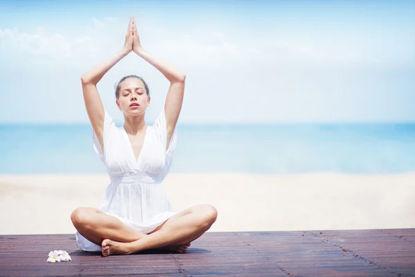 Porträt einer jungen Frau, die Yoga am Strand praktiziert — Stockfoto