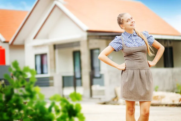 Glad kvinna framför nya hem — Stockfoto