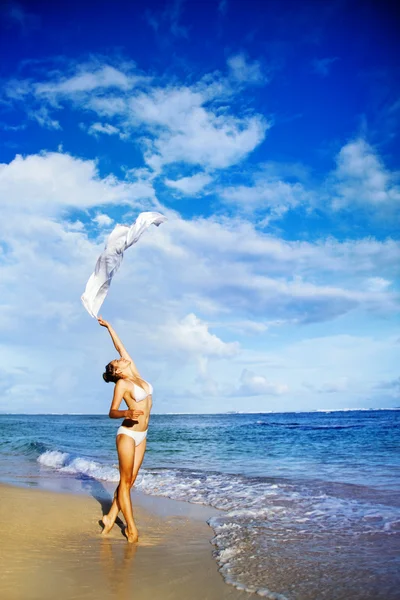 Young woman holding white fabric on the ocean beach, bali — Stock Photo, Image
