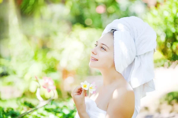 Beautiful woman and spring aromatherapy outdoors — Stock Photo, Image