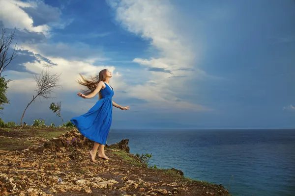 Girl standing high against ocean, bali — Stock Photo, Image