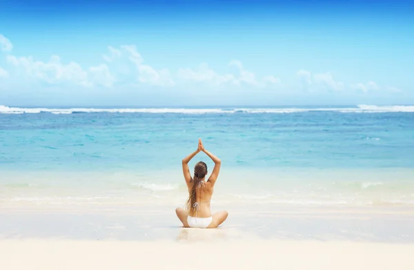 Young caucasian woman on the beach, bali — Stock Photo, Image