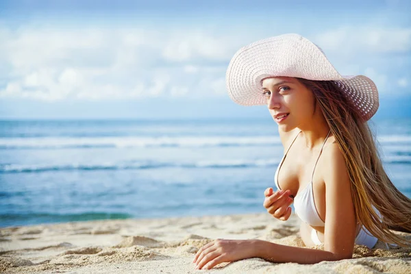 Jeune belle femme sur la plage — Photo