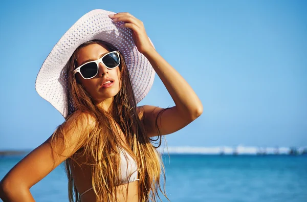 Giovane bella donna sulla spiaggia — Foto Stock