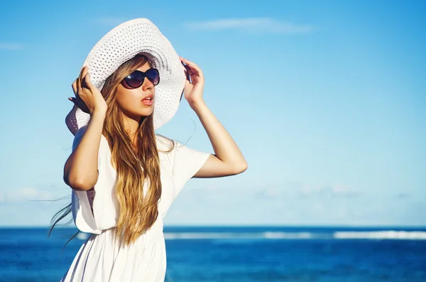 Jonge mooie Kaukasische vrouw op een strand in bali, Indonesië — Stockfoto