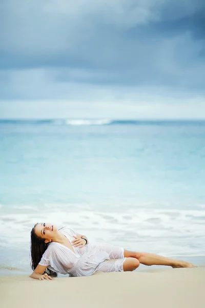 Young woman on the ocean shore in white dress — Stock Photo, Image