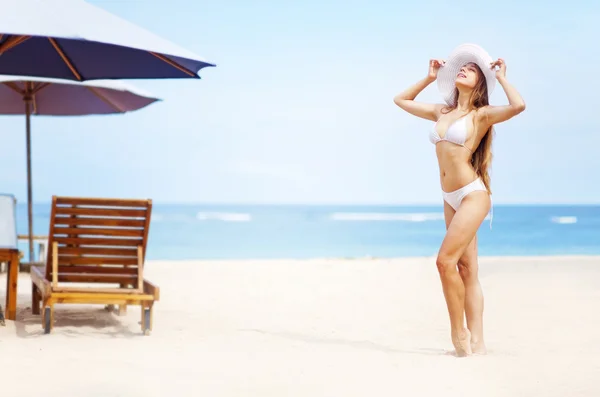 Молодая красивая женщина на пляже, бали — стоковое фото