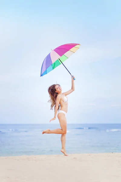 Молодая женщина на пляже летом — стоковое фото