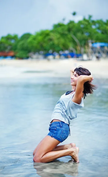 Jovem bela mulher morena na praia — Fotografia de Stock