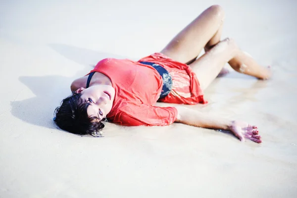 Young beautiful brunette woman on the beach — Stock Photo, Image