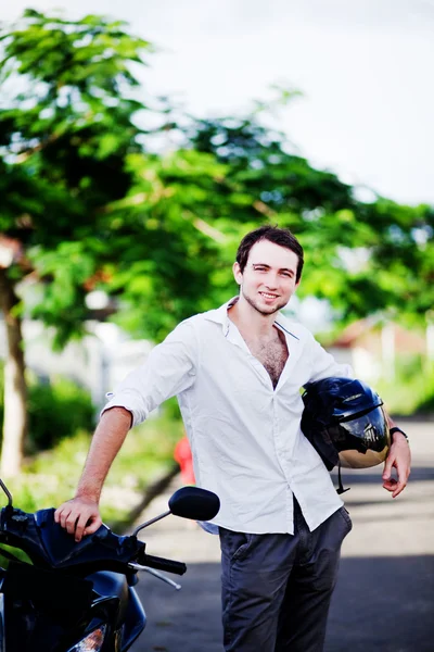 Vista de um homem com uma moto — Fotografia de Stock