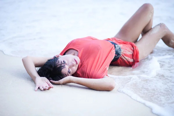 Jovem bela mulher morena na praia — Fotografia de Stock