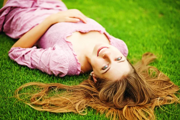 Молода жінка на траві — стокове фото