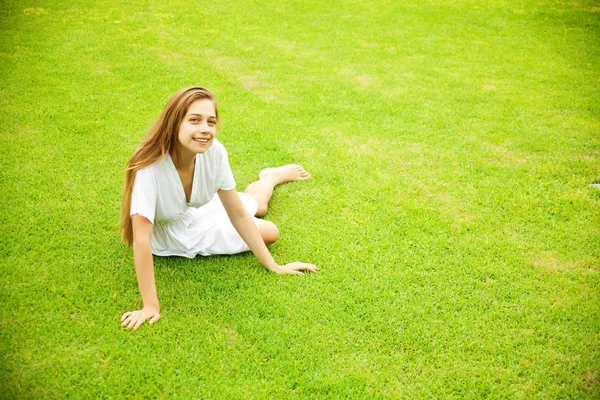 Belle femme sur l'herbe — Photo