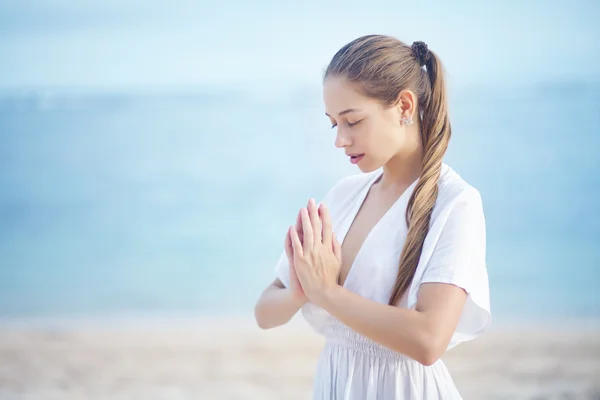 Ritratto di una giovane donna che pratica yoga in spiaggia — Foto Stock