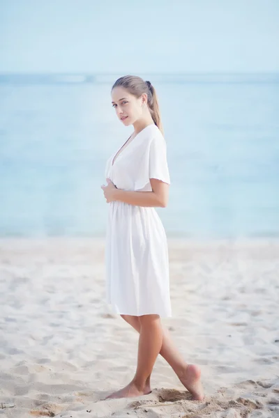 Jonge mooie Kaukasische vrouw op een strand in bali, Indonesië — Stockfoto