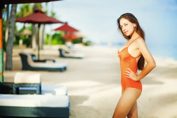 Joven hermosa mujer caucásica en una playa en Bali, Indonesia — Foto de Stock