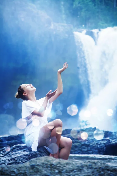 Jeune femme près d'une cascade, Bali, Indonésie — Photo