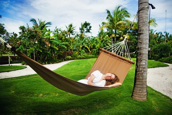 Wanita muda cantik di hammock, Bali, Indonesia — Stok Foto