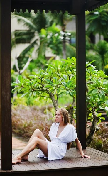 Young caucasian woman sitting on the bench — Stock Photo, Image