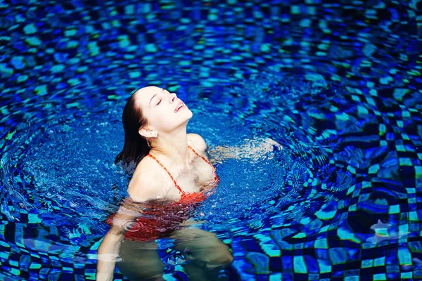 Jonge vrouw in het zwembad in luxe resort, bali, Indonesië — Stockfoto