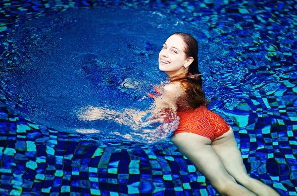 Молода жінка в басейні в розкішний курорт, Балі, Індонезія — стокове фото