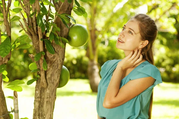 Jovem bela mulher natural no jardim — Fotografia de Stock