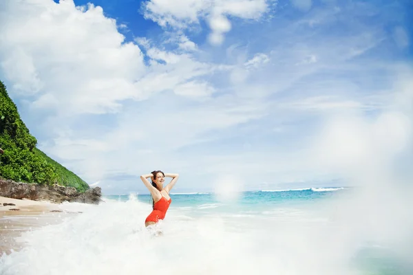 Wanita muda Kaukasia yang cantik di pantai Bali, Indonesia — Stok Foto