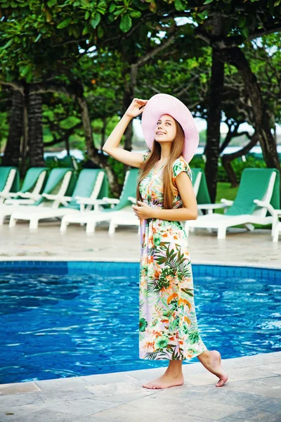 Jeune belle femme dehors près de la piscine — Photo