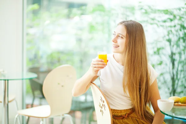 Vacker ung kvinna äter frukost (mjukt fokus) — Stockfoto