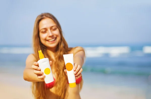 Portrait of woman taking skincare with sunscreen lotion at beach — Stock Photo, Image