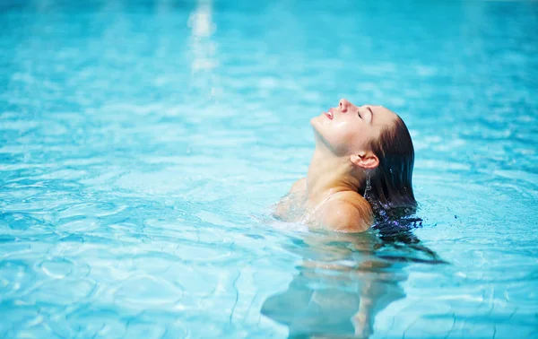 Ung kvinna i poolen — Stockfoto