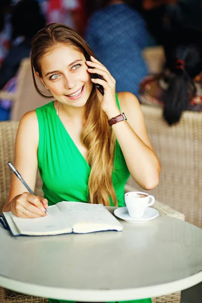 Junge Frau mit Kaffee in Restaurant im Freien — Stockfoto