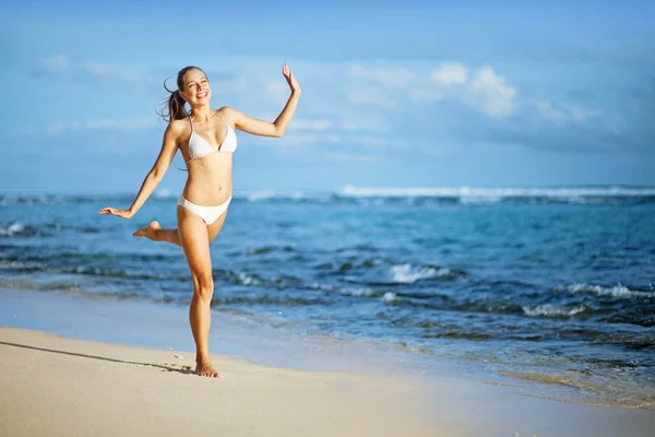 Genç ve güzel bir kadın sahilde — Stok fotoğraf