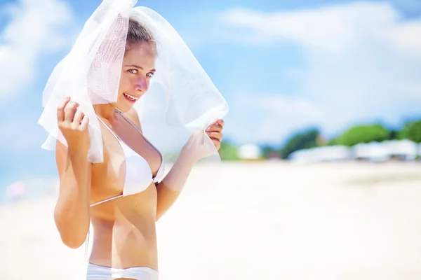 Mooie bruid in zwembroek op het strand, bali — Stockfoto