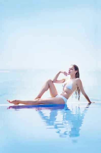 Jovem bela mulher sentada ao lado da piscina, bali — Fotografia de Stock