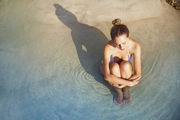 Jeune femme sur une plage — Photo