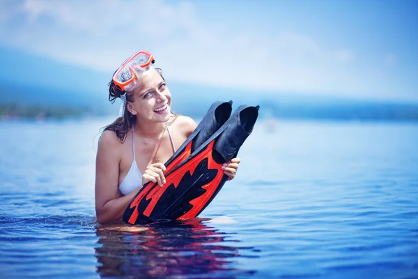 Retrato de mulher bonita na praia vestindo equipamento de snorkeling, esporte aquático, conceito de estilo de vida saudável — Fotografia de Stock