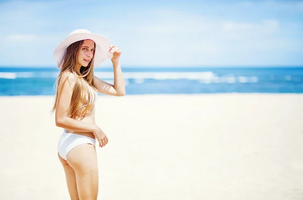 Jonge mooie vrouw op de brach, bali — Stockfoto