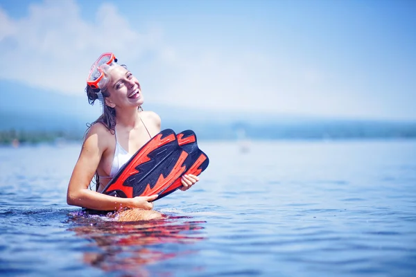 Bella donna ritratto sulla spiaggia indossando attrezzature per lo snorkeling, sport acquatici, concetto di stile di vita sano — Foto Stock