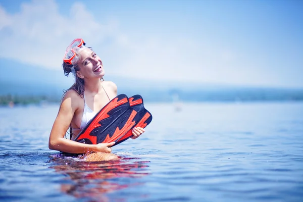 Schönes Frauenporträt am Strand mit Schnorchelausrüstung, Wassersport, gesundem Lifestylekonzept — Stockfoto