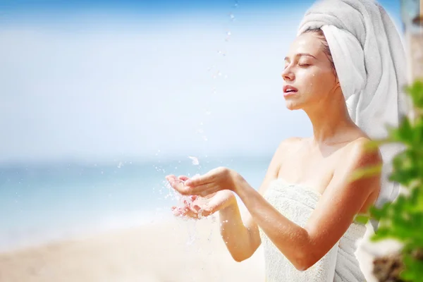 Vrouw aan het strand met tropische douche, bali — Stockfoto
