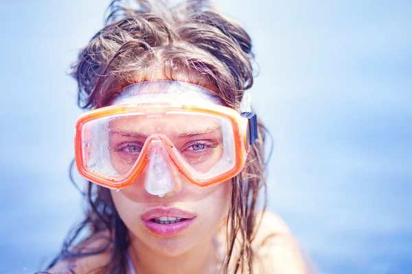 シュノーケ リング用具、水のスポーツ、健康的なライフ スタイルのコンセプトを着てビーチで美しい女性の肖像画 — ストック写真